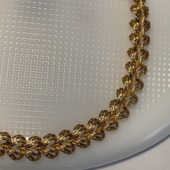 VTG LISNER Heart Choker Necklace Textured GoldTone Interlocking Hearts 12.5” - Picture 5 of 14